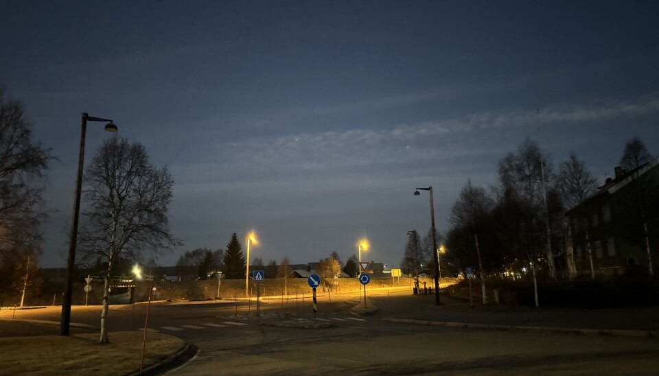 MØRKT: Lyktestolpene i rundkjøringa på fylkesvegen har vært mørklagte, men fylkeskommunen lover lyset snart kommer på igjen.