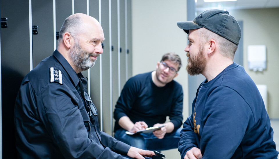 PRAKTISK TRENING: Her brannsjef Frode Skogås «pasient» mens Steinar Forberg (i bakgrunnen) og Frode Selboe sjekker symptomene.