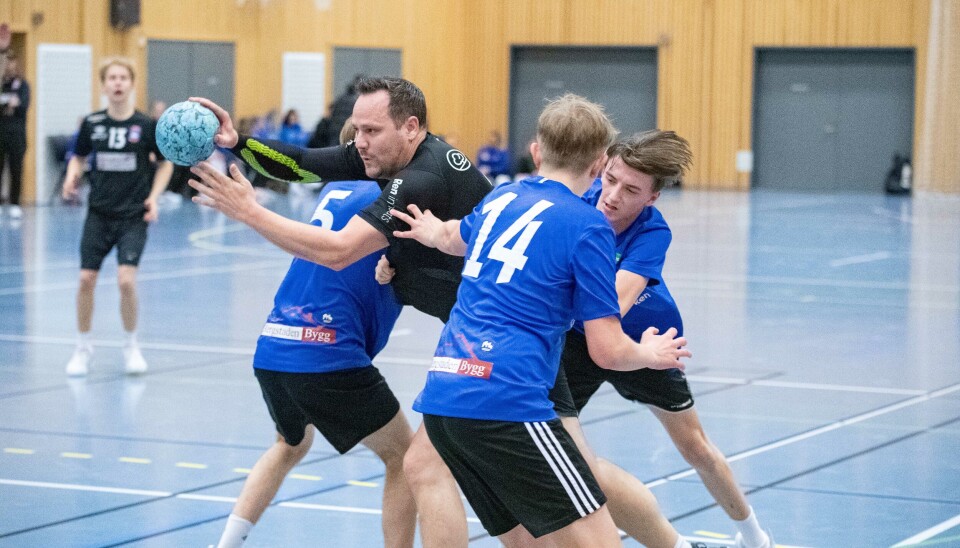 HARDE TAK: Røros sin Terje Grinde prøver å komme gjennom Ålen sitt forsvar som er Patrik Morken Grindstad nummer 5, Jon Heksem Sivertsvold nummer 14 og Peder Morken Grindstad.