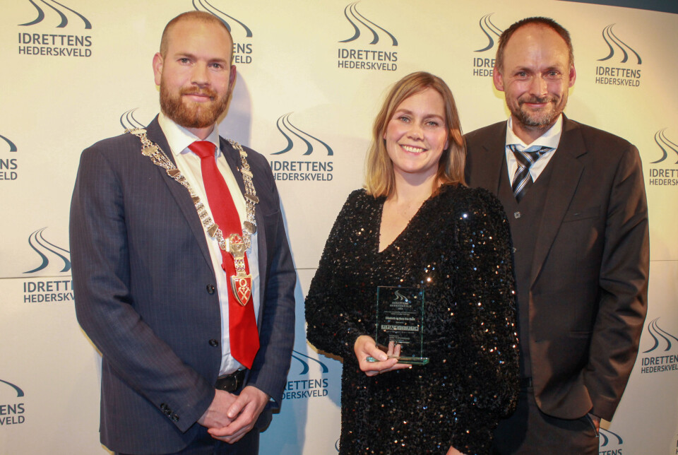 STÅR PÅ: Elisabeth og Mats Ove Skott står på for Brekken idrettslag. De ble i helga hedra i under idrettens hederskveld. Her sammen med Røros-ordfører Isak V. Busch.