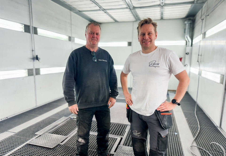 TAR OVER: Røros Malerservice og Sven Tore Tørres (t.h) har kjøpt opp Røros Bilskade AS fra Hans Morten Haugen. – Lokalene er optimale til det vi trenger, fastslår Tørres.