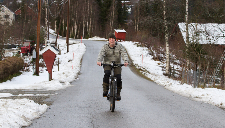 SAVNER FJELLSYKLING: Tom Neidher kjøpte seg elsykkel for motivasjon til å trene mer. Det hjalp, og nå skulle han ønske det var lovlig også å sykle på traktorveger i Holtålen kommune.