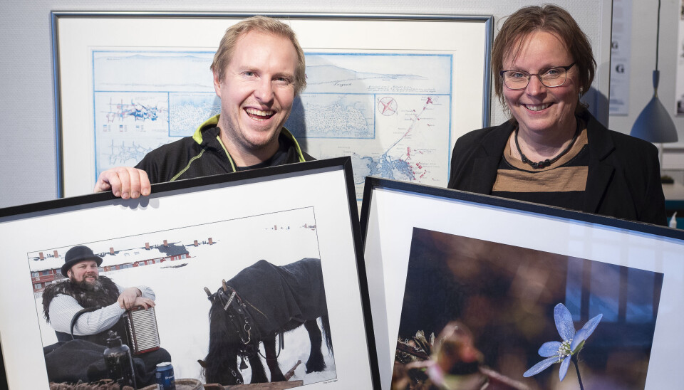 SPENTE: Robin Sundt og Anne Nyrønning i Bergstaden fotoklubb gleder seg til å åpne jubileumsutstilling på Rørosmuseet. – Vi vil vise fram et variert utvalg av bilder medlemmene våre har tatt de siste ti årene, sier styreleder Nyrønning. De to bildene som vises fram som eksempler er tatt av Svein Eggan og Lars Halsan.