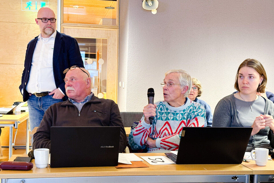 DISKUSJON: Even Erlien og Faste Strømmevold, i midten av bildet, hadde flere innvendinger mot de stramme reglene for kjøp av aksjer i Ren Røros. A-aksjonærforeningen kom med endringsforslag til vedtektene i et forsøk på å senke kravene til eierskap i Ren Røros.