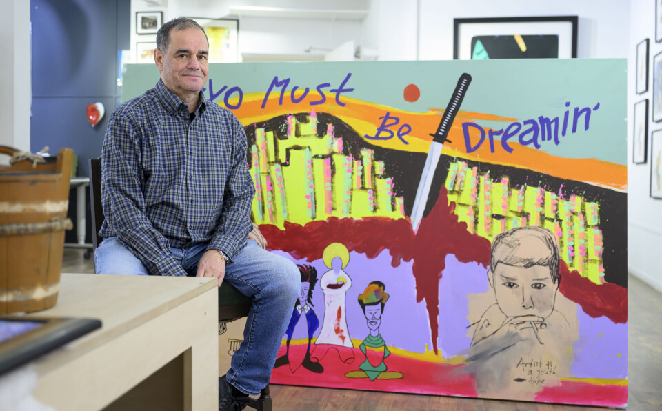 GALLERISTEN: Rolf Ericson foran et bilde han solgte for noen dager siden. Han vil imidlertid ikke vise fram Bleken-bildene før juleutstillinga åpner i desember. –Jeg er redd de vil bli solgt før jeg rekker å stille dem ut, derfor står de på et trygt sted inntil videre, sier han. Rolf Ericsson Røros Kunstformidling