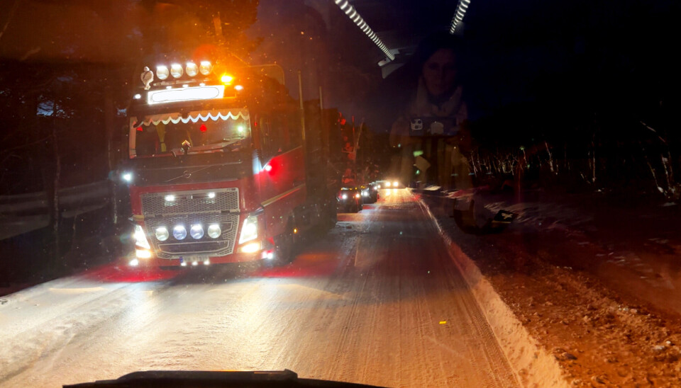 SPRRET: Onsdag morgen sperret denne tømmerbilen fylkesveg 30 nær Pustbakken.