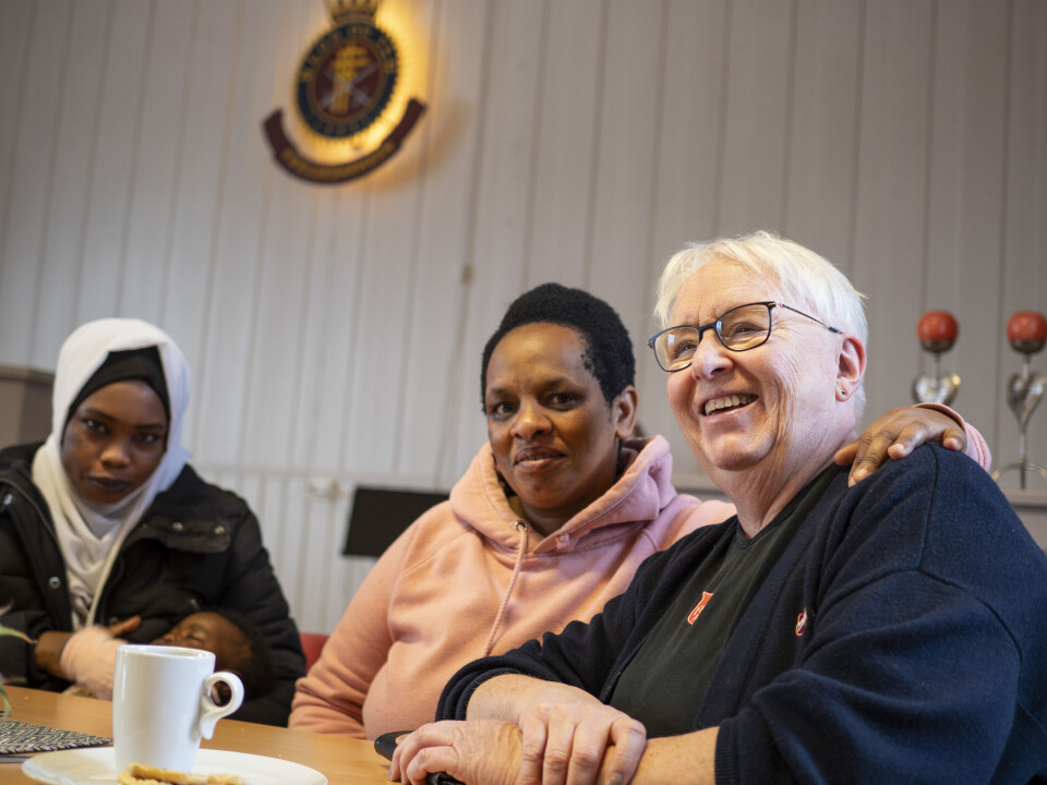 SOSIALT: Marie Skuland er glad i folk og trives i samtale med Fatima Hussein (t.v.) og Dorkas Madore. – Dorkas ønsker seg så veldig ei symaskin, så hvis noen har ei som står og støver ned et sted er det bare å si i fra, skynder Skuland seg å skyte inn mens vi tar bilder.