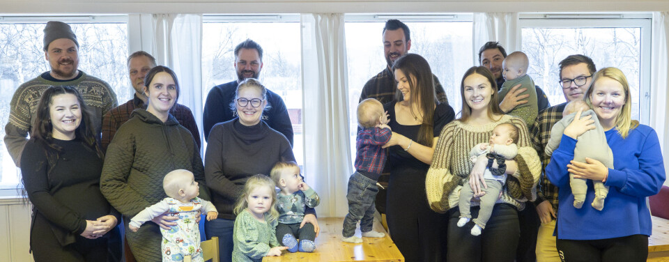 ÅTTE NYE: Innen 10. desember har det kommet åtte nye innbyggere i Brekken. Her er seks av dem og foreldrene deres. Fedre fra venstre: Jørgen Sorken, Odd Inge Engan, Magne Tamnes, Sondre Prøsch, Stian Tamnes og Ánde Trosten. Mødre og barn fra venstre: Emma Moen Tørres (termin 10. desember), Olga Johanne Tamnes med Leana, Miriam Franzén med Pernille og Espen, Leatella Valseth med Jon Einar, Rebekka Løkken med Ingeborg og Vaino Rensberg med Laara Erke.