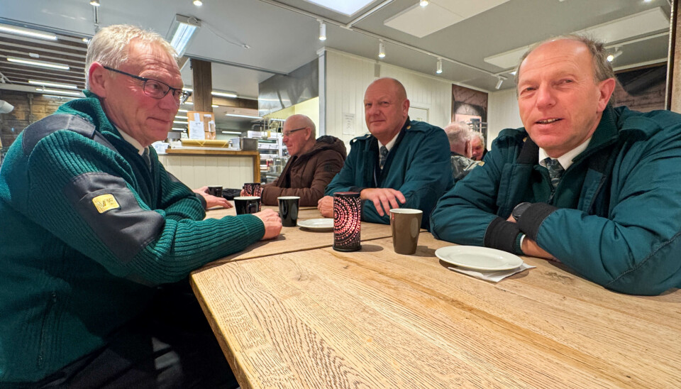 DET SOSIALE ER VIKTIG: Bussjåførene Per Matti Svendsen, Ole Magnus Ødegård og Steinar Moseng i Vy Røros og Holtålen setter pris på kaffestunda om morgenen. – Den er nok med på å bidra til det lave sjukefraværet, fastslår de.