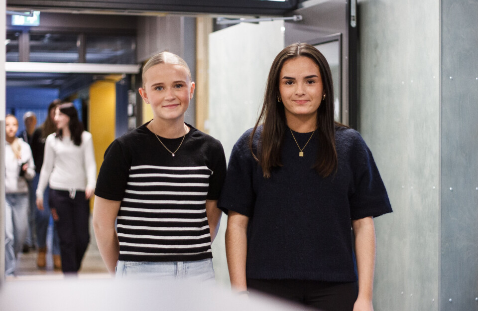 SVÆRT MANGE LODDKJØPERE: Tillitsvalgt Ingvild Skancke Lundh (t.v.) og varatillitsvalgt Leandra Moseng er talspersoner for klasse 1STA: – Det mest utfordrende med aksjonen var å holde orden på alle som kjøpte lodd, sier de. Tillitsvalgt Borghild Osøien-Forodden var ikke tilstede da bildet ble tatt.