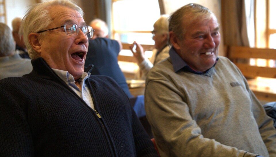 LATTEREN SITTER LØST: Kaffe og kake, og ikke minst en god prat er gull verdt. Det mener Arnt Heksem og Torstein Håkensen i Haltdalen Pensjonistforening.