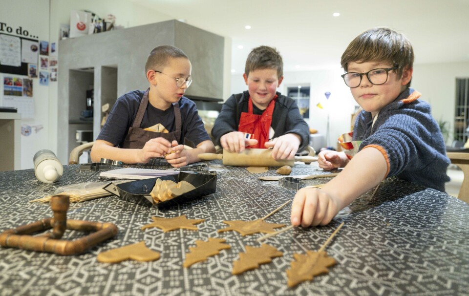 JULEGUTTA: Martinus Kirkhus Stensaas, Endre Wik Heggdalsvik og Johannes Prytz Djupdal har det travelt i juleverkstedet. Pepperkaker på pinne er bare ett av flere produkter de lager for å selhe på Julemarkedet på Røros.