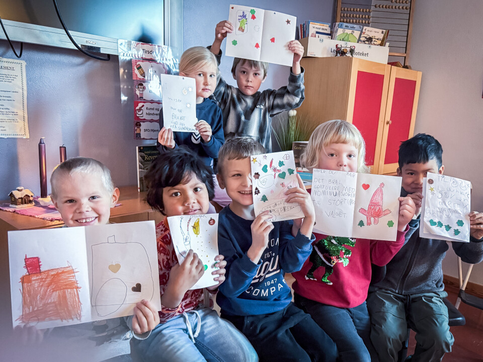 BREV-VENNENE: Årets julebrev til ordføreren i Røros kommune er på vei. Fra venstre: Sandra Hegseth Sundt, Isak Røkke, Tor Valseth, Piere Jonassen Nägga, Nilas Stricker Klementsson, Vebjørn Sødal, og Pávva Jonassen Nägga.