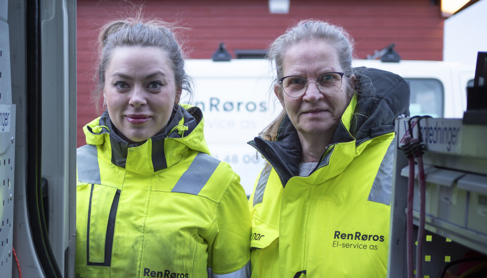 FAGBREV: Ida Johnsen Moe (t.v.) og sjefen Inger Lise Bekkos Dahl er begge godt fornøyde med lærlingeløpet og Idas ferske fagbrev i elektrikerfaget.