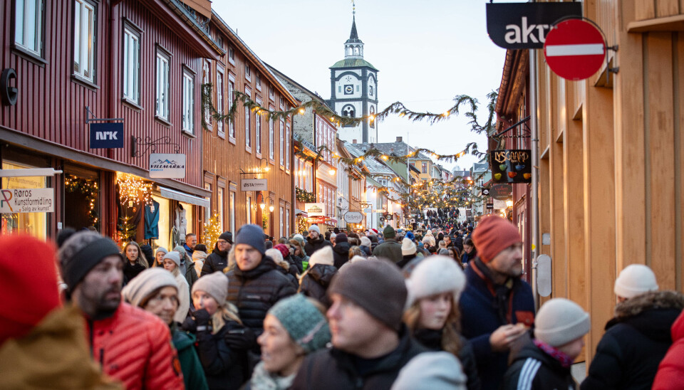 FULLT AV FOLK: Det var svært mye folk i gata på lørdag under Julemarked Røros.