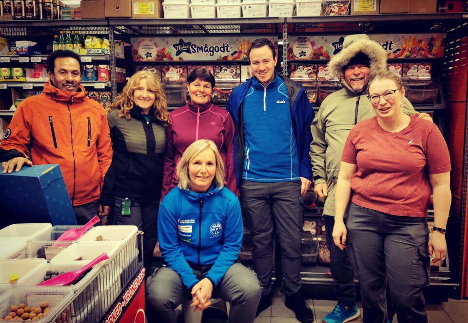 SPREK UTEN SMÅGODT: Samtlige ansatte ved Coop Marked Ålen har bidratt til at Coop Oppdal er landets sprekeste samvirkelag i sin klasse. Da er det akkurat passe ironisk med lagbilde foran smågodt-hylla. Bak fra venstre: Berhe Weldelibanos, Ann-Elisabeth Skjørland Granlund, Åse Merete Lyngstad, Anders Grøtådal og butikksjef Einar Frode Haseh. Foran fra venstre: Gunnhild Morken og Ingvild Juland Kulbotten. Ikke til stede på bildet, men også bidragsytende ansatte: Berit Ryttervold, Edelaine Ingebrigtsvoll, Iryna Suponina, May Iren Furre Johansen og Vibeke Hov Mikkelsen.