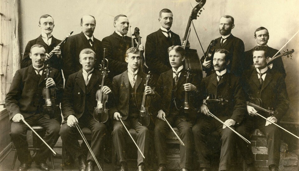 STRYKEORKESTER: Røros strykeorkester. Overlærer Osnes med cello nummer tre fra venstre øverst.
