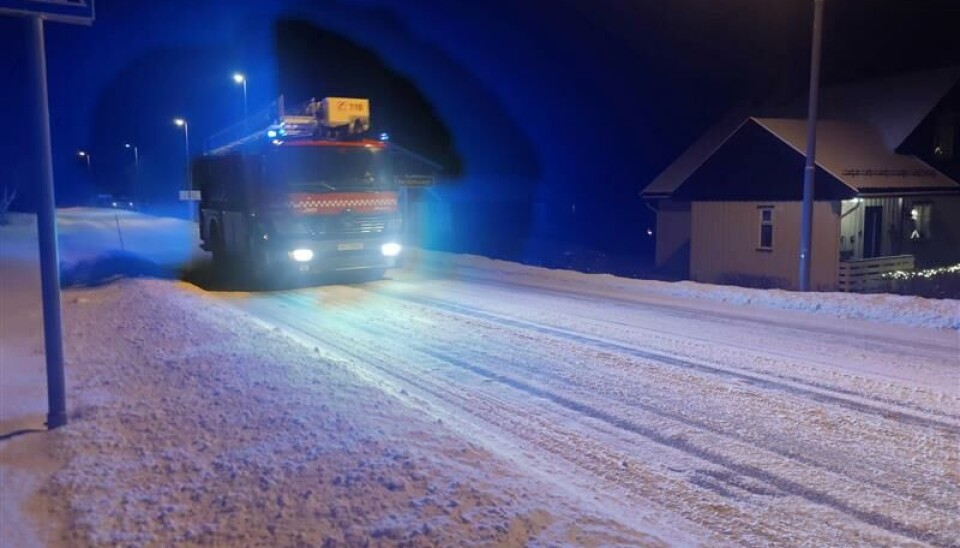UTRYKNING: Brannbil i An-Magritt-veien, på vei for å slukke brann på Røros Hotell.