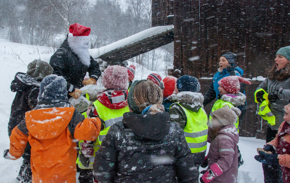 PÅ LÅVEN SITTER NISSEN: Sannsynligheten er overveiende stor for at du nå synger sangen i hodet ditt. Barna sang den til nissen som kom gående ut fra nettopp låven på bygdemuséet i Ålen.