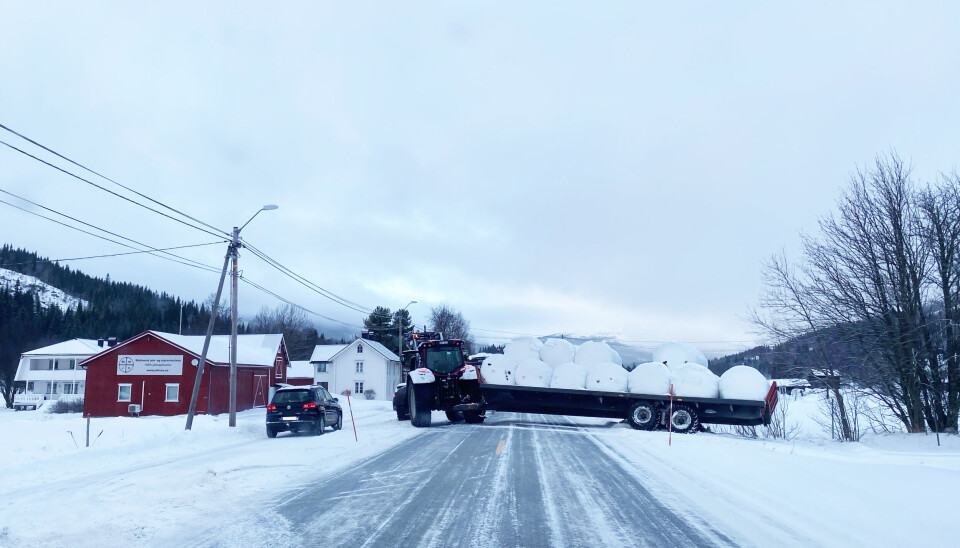 LØSTE SEG FORT: En traktorhenger med rundballer sperra vegen gjennom Mosletta i to minutter mandag ettermiddag.