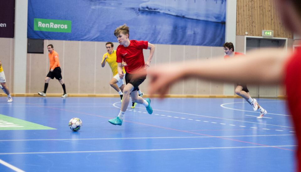 INTENST: Jogadores Amadores møter Dildos Fuegos, i en intens kamp som endte opp med et mål i førstnevntes favør.