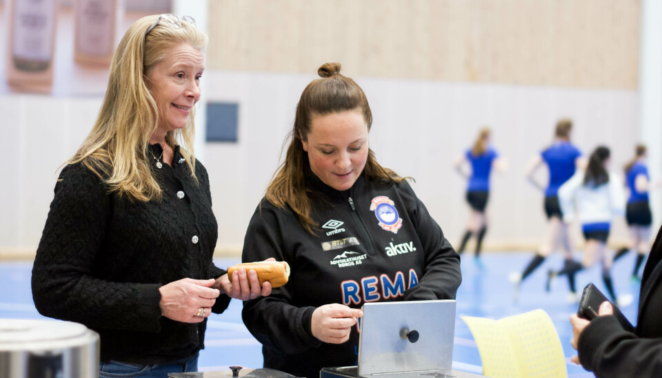 REKORDSALG: Anne Gjønnes (t.v.) og Tone Uglem er kioskansvarlige under cupen: – Vi runda akkurat hundre solgte pizzarundstykker, sa de særdeles fornøyde mellom serveringa.