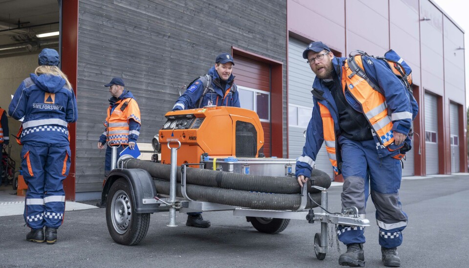 En av brannpumpene skal kobles på den første bilen som kjører mot brannfronten. Sivilforsvaret