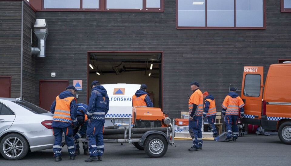 Sivilforsvaret på Røros har bare én bil, derfor brukes en privatbil for å frakte brannpumpa.