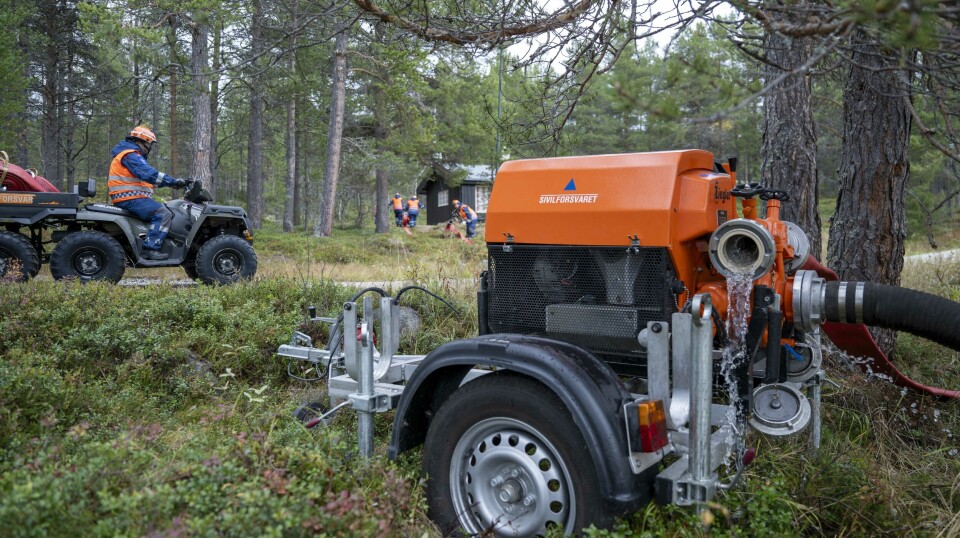 PUMPA: Sivilforsvaret på Røros har store brannpumper som hver har en kapasitet på nærmere to tusen liter per minutt. Her suger pumpa opp vann fra Håelva.