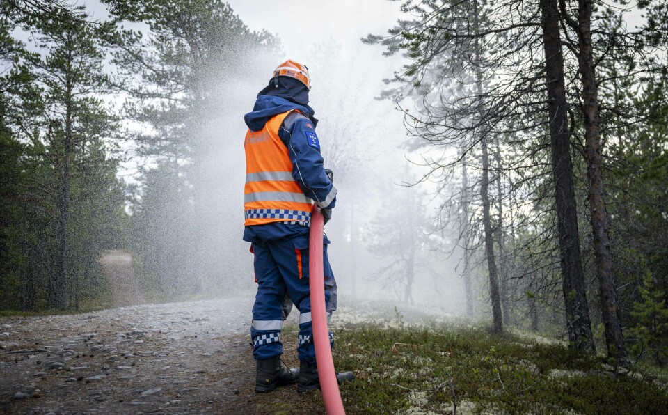 GOD SPREDNING: Slangene er koblet sammen og lyng og trær på Langegga kan fuktes for at ikke ilden skal få overtak.
