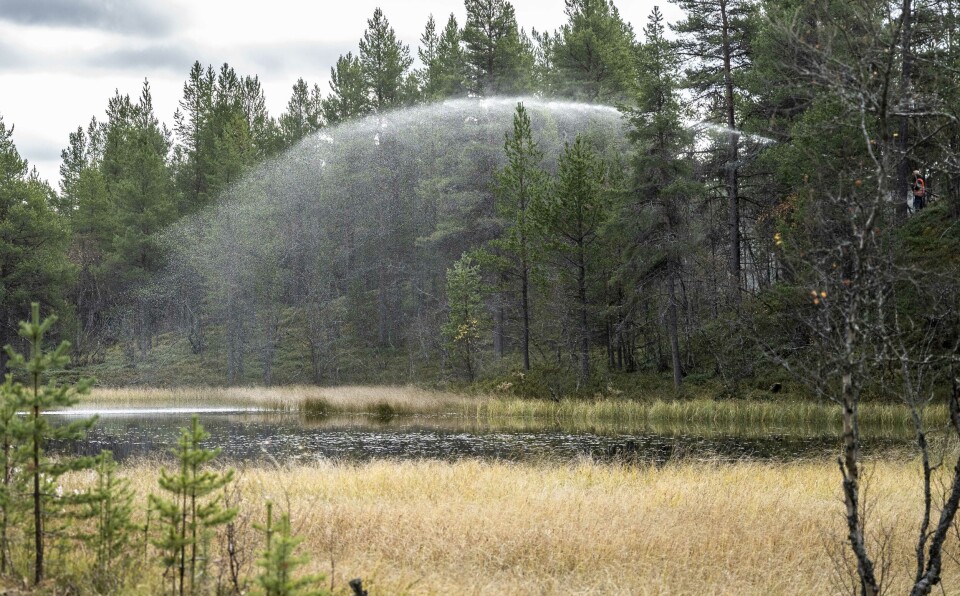FULLT TRØKK: Pumpa ved Håelva gjør jobben sin og leverer skikkelig bra trykk på vannet selv om det må gjennom flere hundre meter slanger i bratt og ulendt terreng før det kan sprøytes ut. Sivilforsvaret