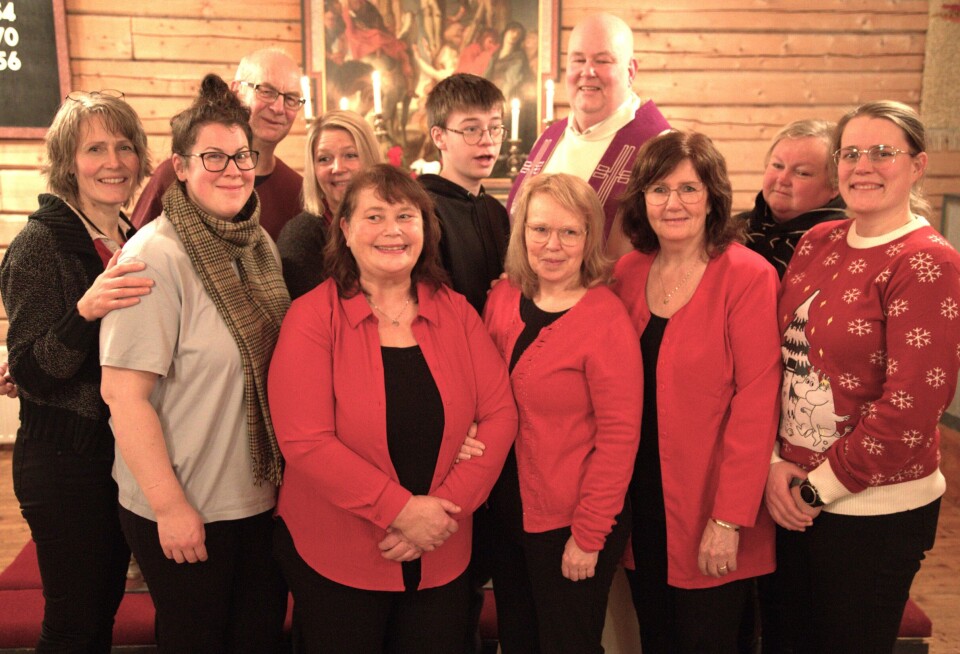 FYLLER ROMMET MED VAKKER SANG: Fra venstre: Ragnhild Ryen, Gry Bjørgård Swenberg,Tone Trygstad Bakås, Edith Aasen, Åshild Vollan Leinsvang og Siv Anita Kværnes. Bak f.v.: Kjell Magnar Hov, Vibeke Hov, Jon Iver Hov og Ørjan Swenberg og Marita Engesvold.