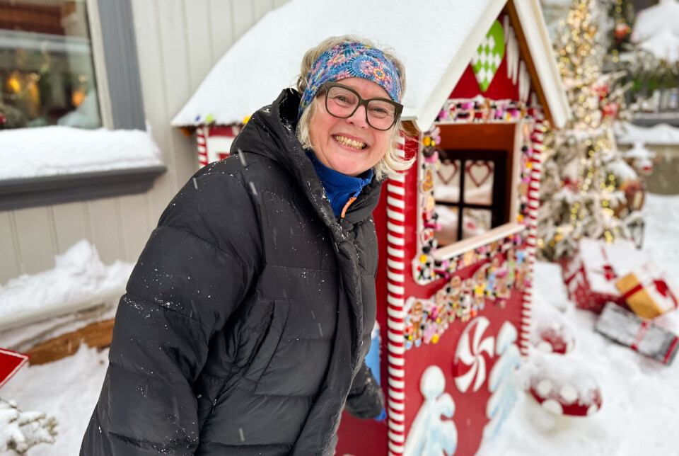 NISSEHUSET: Ragnhild Bjerkan foran nissehuset, som hun har laget foran årets vintersesong. I podkasten snakker vi om hvor lange mennesker som har fått plass i det lille huset.