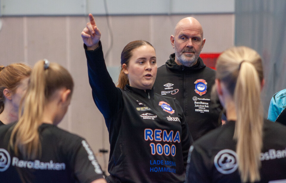 PEKER PÅ PUBLIKUM: Emilie Søby leda Røros-jentene hjemme i Verket mot Tynset/Alvdal foran et musestille publikum. Nå vil både hun og resten av laget ha bedre supporterkultur. I bakgrunnen: assistent Jørn Inge Søby.