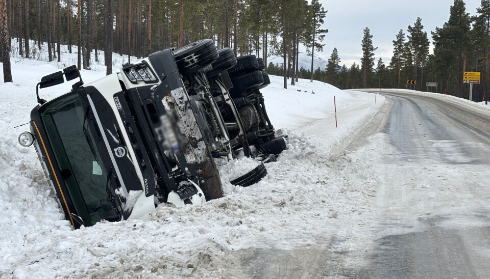 TUNG FARKOST: – Betongbilene våre er på rundt syv kubikk, med vekt mellom 30 og 32 tonn når fullasta. Med noe høyt tyngdepunkt kan de være utsatt under spesielle kjøreforhold, sier daglig leder i Kjellmark AS, Trond Schjølberg.