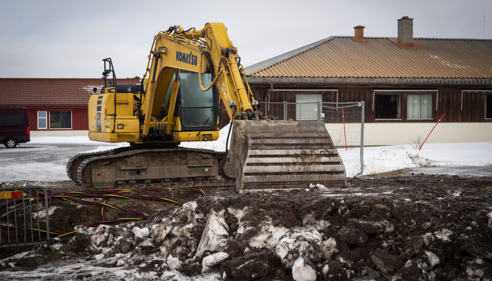 ARBEIDET ER I GANG: Etter at kommunestyret vedtok reguleringsplanen for Ysterhagaen barnehage for andre gang tok det ikke lang tid før gravinga var i gang. Bildet er tatt 20. januar. Vinduene til to av leilighetene ved Øverhagaen bofellesskap ses rett bak gravemaskina.