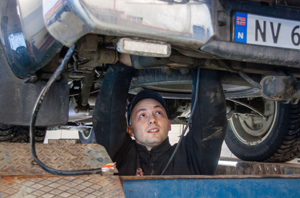 DRØMMEJOBB: Yurii har gått fra å se hjemmet sitt i Ukraina bli sprengt i filler av en russisk rakett til å finne drømmejobben i Ålen. Han er krystallklar om framtida: – Jeg elsker livet her, så jeg ønsker å bli.