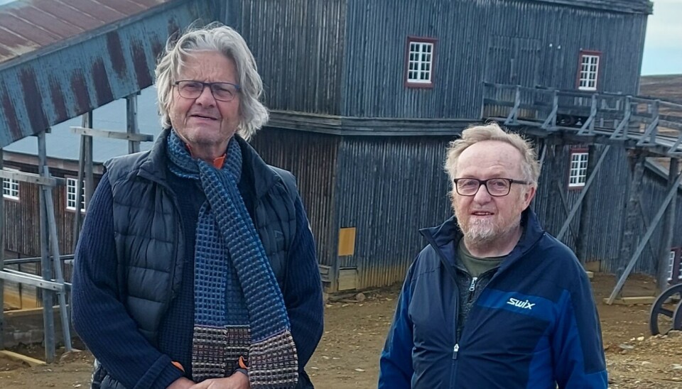 SAMFUNNSENGASJERTE: Historiker og forfatter Ragnar Kokkvoll og Multikunstner Oddvar Siksjø foran det gamle gruveanlegget på Storwartz i Røros.
