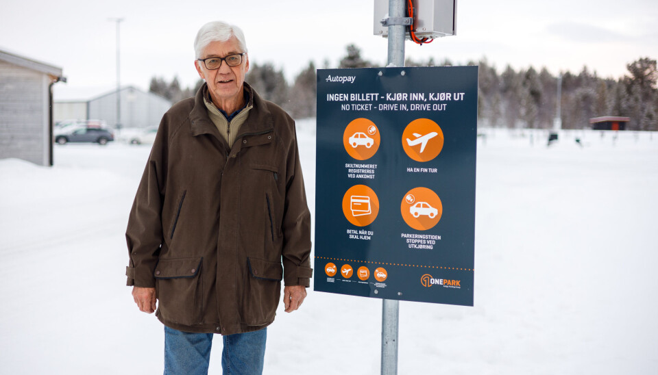 MÅTTE BETALE FOR Å HENTE: Lars Østby måtte betale dyrt for å hente barnebarnet på Røros lufthavn.