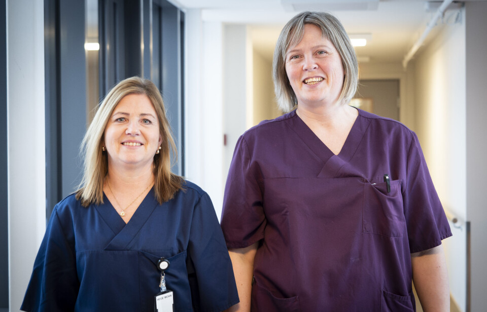 AVDELINGSVERTER: Kanskje er de ikke først, men Holtålen kommune er i alle fall veldig tidlig ute med å ansette avdelingsverter på sykehjemmet. – Det hjelper å være glad i folk, sier de to nytilsatte avdelingsvertene Hege Moan og Eva Grønli.