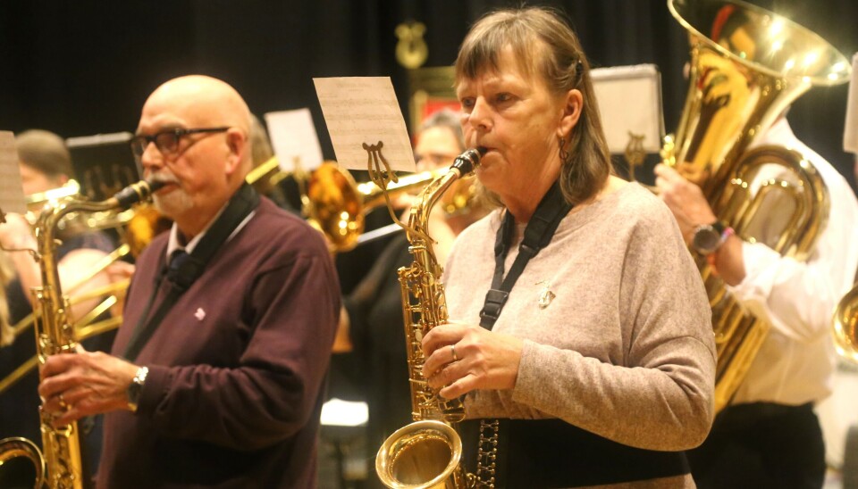 SAMSTEMT EKTEPAR, SOM BEGGE SPILLER SAKSOFON: Kristen og Birgit Hov har spilt i korpset så lenge de kan huske, og ungene ble også med.