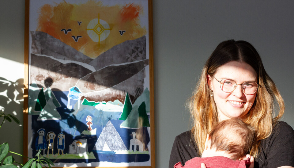 KVALITETSTID: – Kunsten er en aktivitet som hele familien kan gjøre sammen. Barna liker godt å være kreative, så tegning og maling gir kvalitetstid til oss. I tillegg kan jeg ha det som min egen aktivitet etter leggetid, sier Aino Danielsen. Datteren Sajja (6 mnd.) er en av inspirasjonskildene.