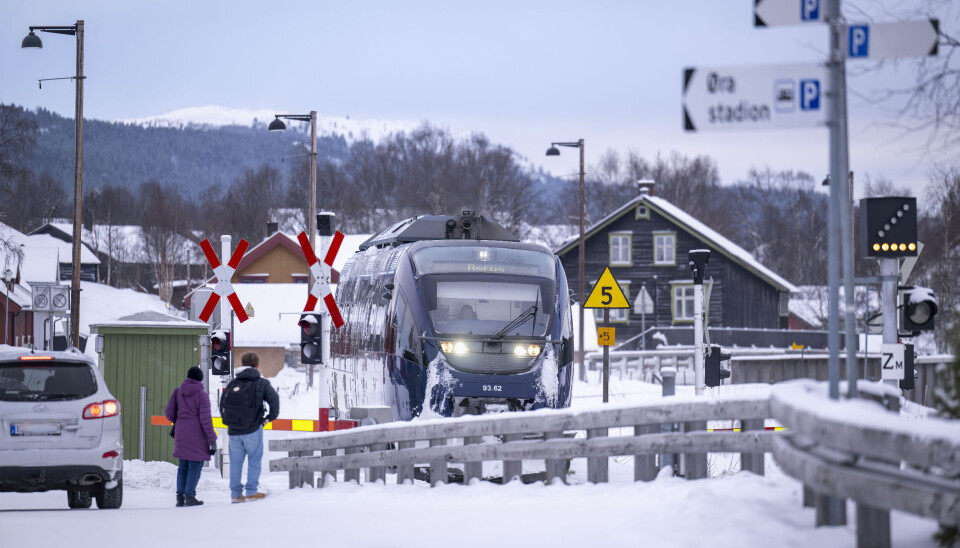 EN AV DE VERSTE: Planovergangen ved Lokstallen er en av de verste i landet når det kommer til uønska hendelser. Jernbaneovergang Rørosbanen Røros sentrum