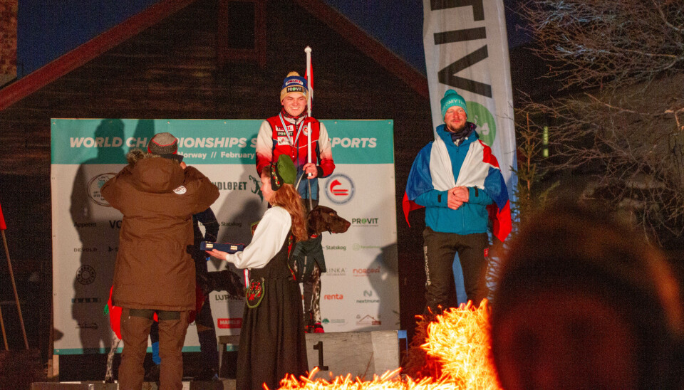 VERDENSMESTERE: Hver kveld hedres nye verdensmestere i hundekjøring på Nilsenhjørnet, og selve premieoverrekkelsen står medlemmer i Røros Folkedanslag for.
