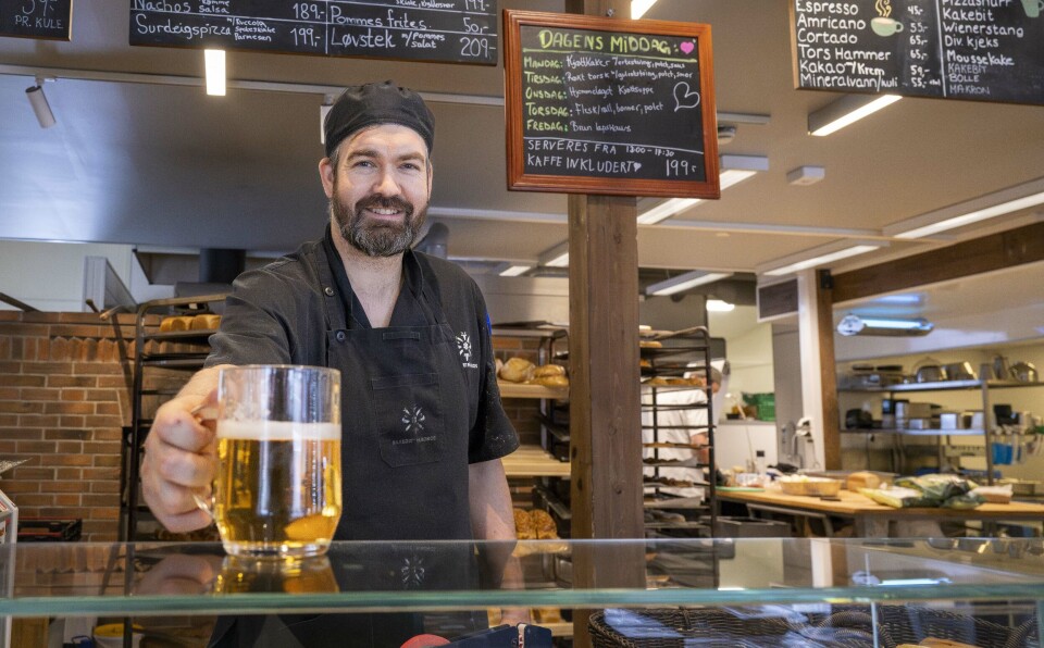 EN KALD EN: Robert Thørn Kolberg er arbeidende styreleder ved Bakeriet. Neste uke blir en kald øl en del av tilbudet han kan servere gjestene sammen med dagens middag.