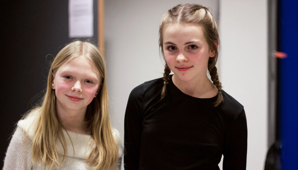 GENUIN FORMIDLING PÅ SCENEN: Vokalist Mia Amina Moen (t.v.) og danser Lilja Grønli er mest blide og litt nervøse før de skal ut på scenen torsdag.