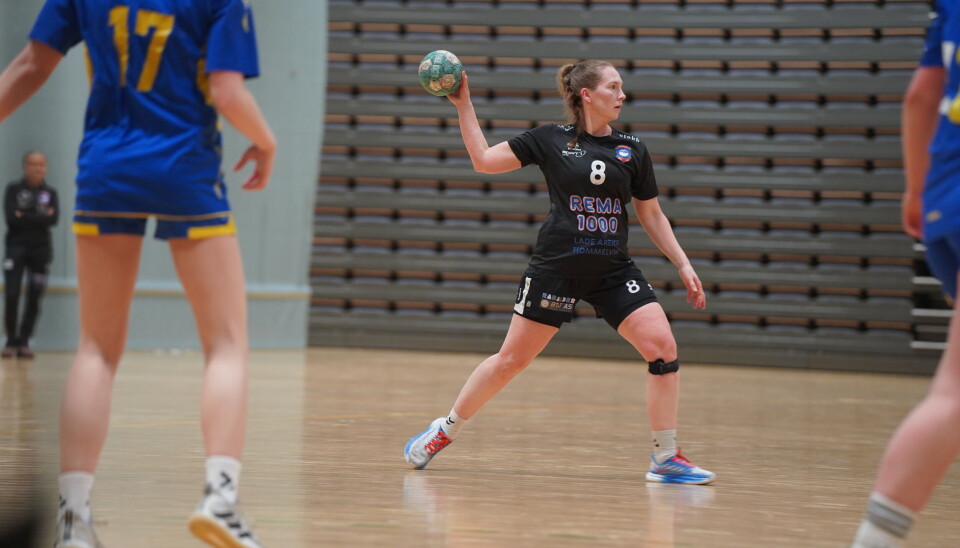 MØTTE BYFOLK: Susanne Wæraas og lagvenninnene leverte en god kamp mot Strindheim.