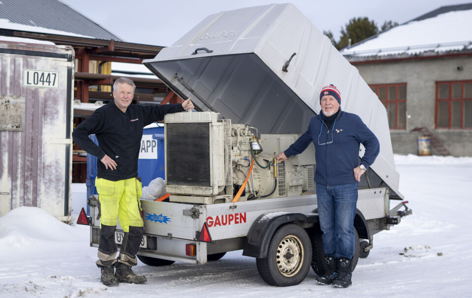 STRØMFORSYNING: Ole Jørgen Kjellmark og Per Ludvig Engesæter Røros Rotary viser fram aggregatet de har skaffet til veie. Snart skal det videre til Ukraina der det kan utgjøre en forskjell mellom liv og død. Ole Jørgen Kjellmark og Per Ludvig Engesæter Røros Rotary