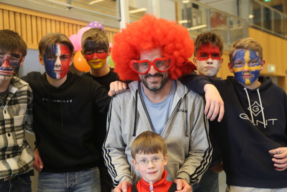 KARNEVAL ER GØY FOR ALLE: Jon Iver, Jens Olav, Jørgen, Anders og Odin, sammen med lærer Bjørn og Gustav.