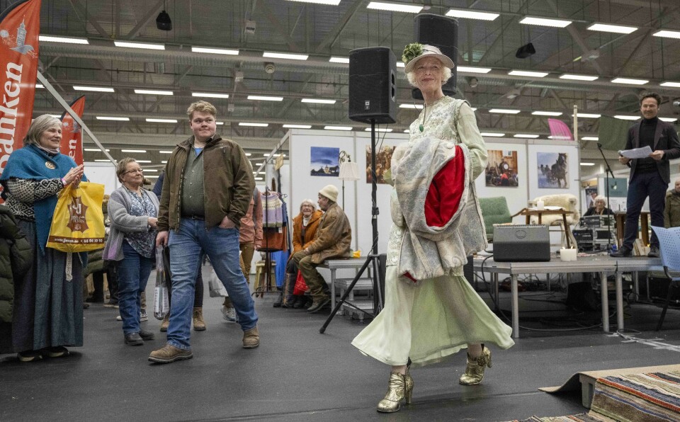 FALLSKJERMSILKE: Kjersti Rydsaa viste fram flere kreasjoner, blant annet denne der kjolen er sydd av fallskjermsilke fra 1945.